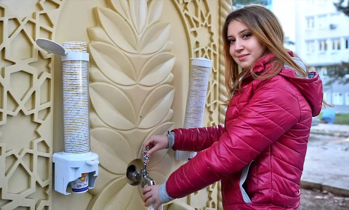 Bursa Büyükşehir Belediyesinden üniversite öğrencilerine 'çeşmeden' çorba ikramı