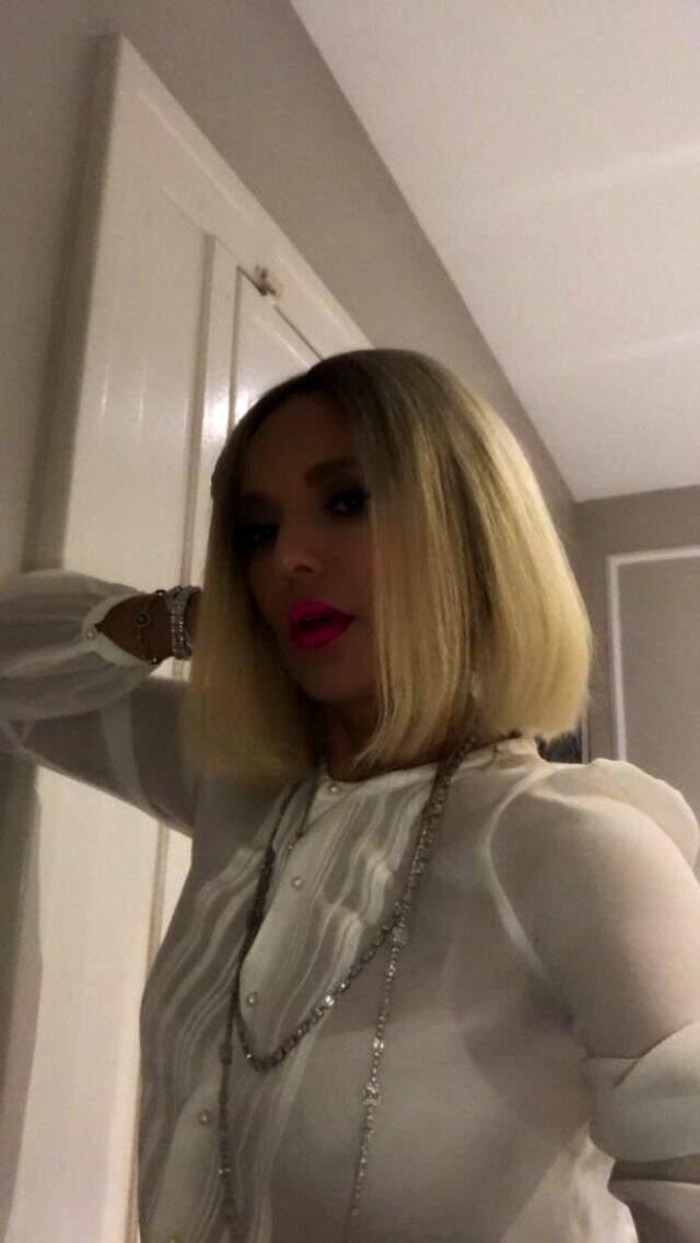 Demet Akalın, kısa ve sarı saçlı pozuyla sosyal medyaya damga vurdu