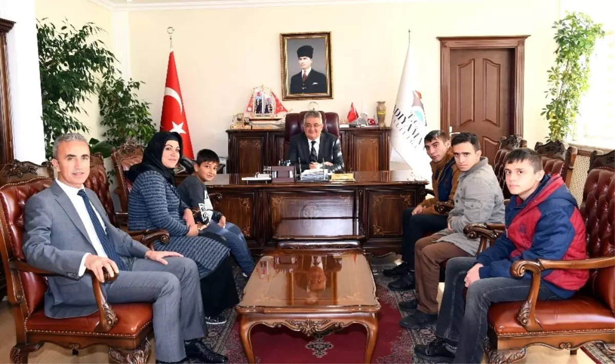 Engelli çocuklardan Vali Aykut Pekmez'e ziyaret