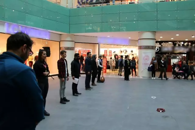 Engelli ünlü isimleri canlandırıp, farkındalık oluşturdular Engelli ünlü isimleri canlandırıp, farkındalık oluşturdular