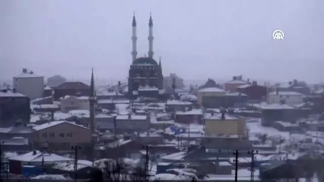 Etkili olan kar ve tipi sürücülere zor anlar yaşattı Etkili olan kar ve tipi sürücülere zor anlar yaşattı