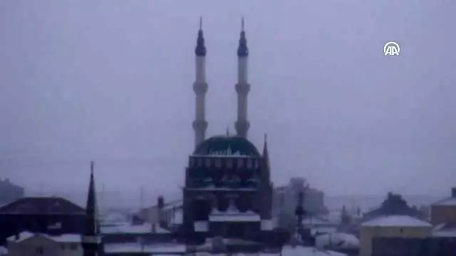 Etkili olan kar ve tipi sürücülere zor anlar yaşattı Etkili olan kar ve tipi sürücülere zor anlar yaşattı