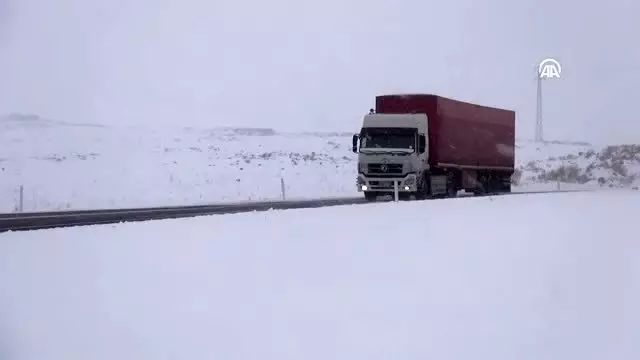 Etkili olan kar ve tipi sürücülere zor anlar yaşattı Etkili olan kar ve tipi sürücülere zor anlar yaşattı