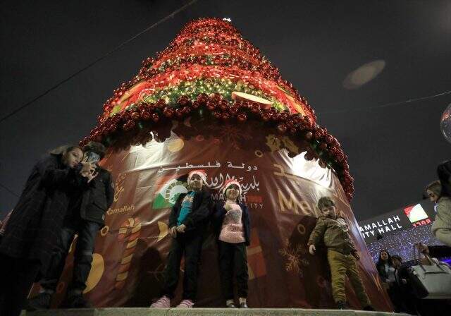 Filistin'in Ramallah kentinde dev Noel ağacı kuruldu