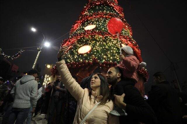 Filistin'in Ramallah kentinde dev Noel ağacı kuruldu