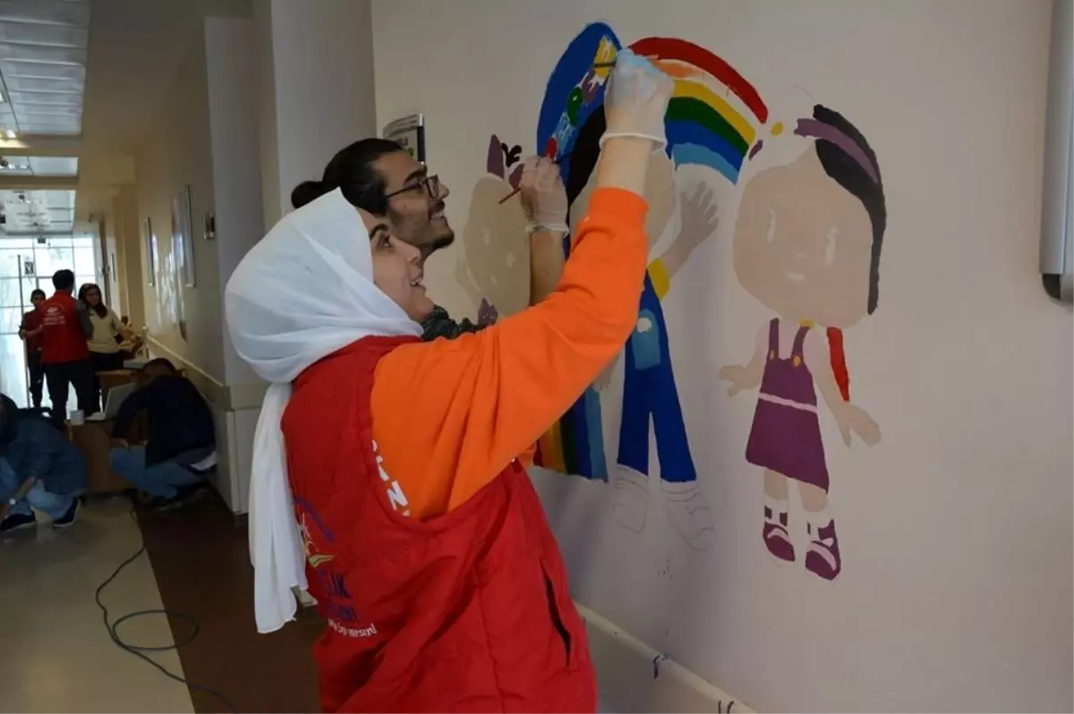 Gönüllüler çocuklar için çizdi