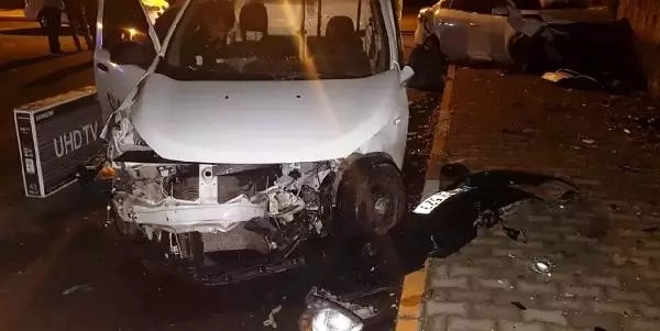 Hafif ticari araçla otomobil çarpıştı: 4 yaralı