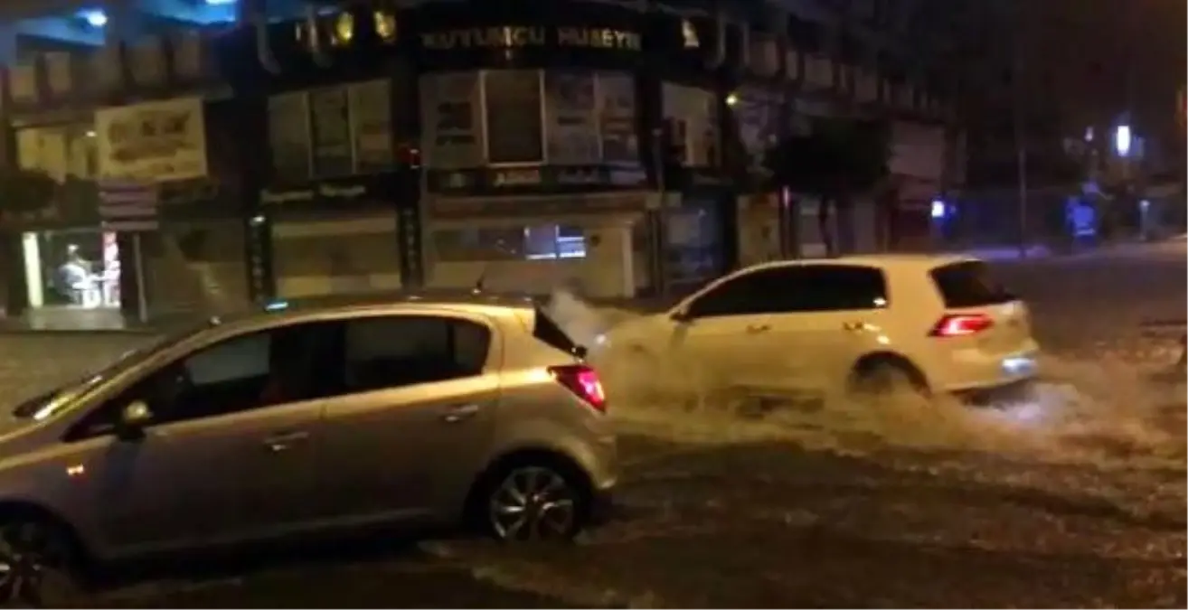 İskenderun'da sağanak hayatı felç etti