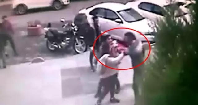 Minibüs şoförü, araçtan inip kadın yolcuları darp etti Minibüs şoförü, araçtan inip kadın yolcuları darp etti