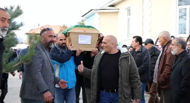 İsviçre'de trafik kazasında hayatını kaybeden 3 kişi Erzincan'da son yolculuklarına uğurlandı