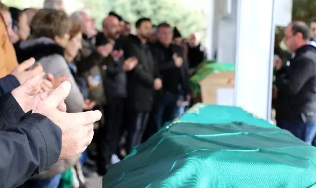 İsviçre'de trafik kazasında hayatını kaybeden 3 kişi Erzincan'da son yolculuklarına uğurlandı