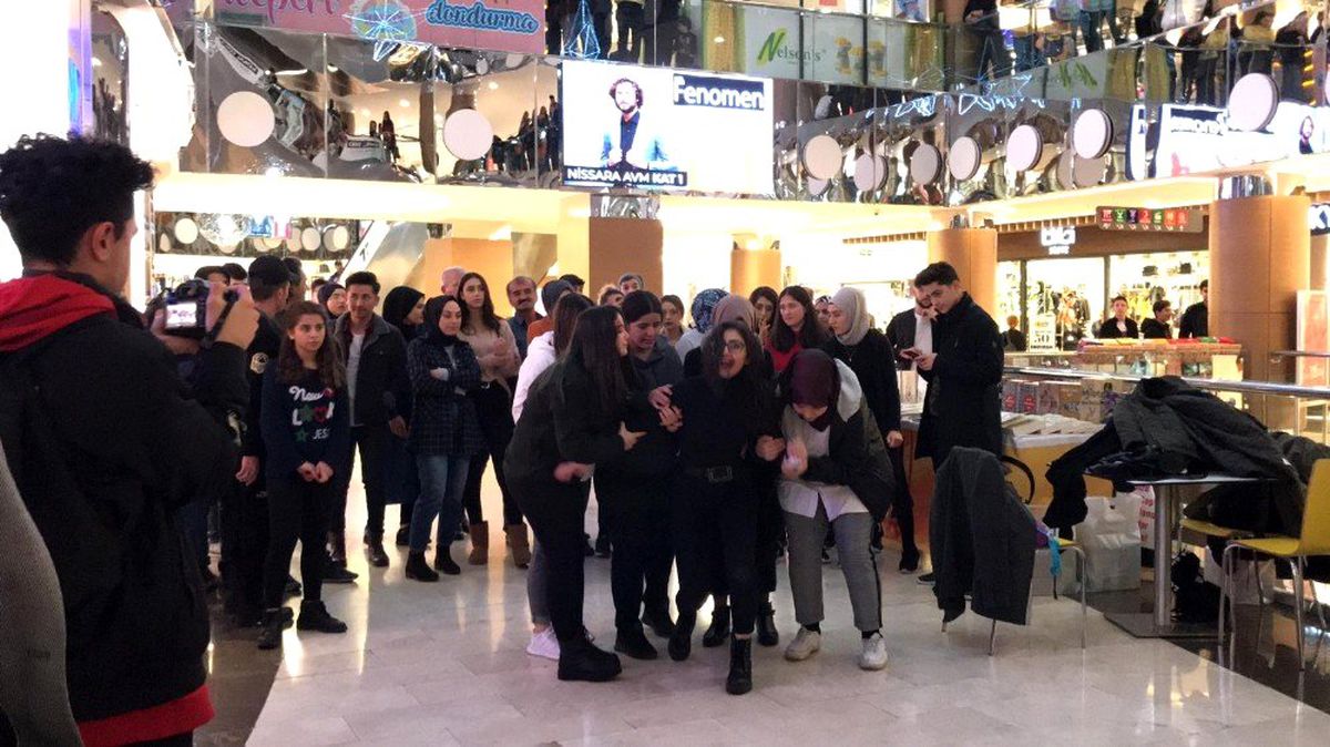Kadına yönelik şiddeti canlandırdılar, linç edilmekten zor kurtuldular
