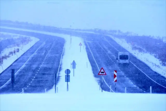 Kars ile Ardahan'da etkili olan kar ve tipi sürücülere zor anlar yaşattı Kars ile Ardahan'da etkili olan kar ve tipi sürücülere zor anlar yaşattı