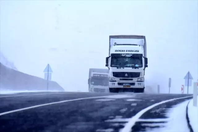 Kars ile Ardahan'da etkili olan kar ve tipi sürücülere zor anlar yaşattı Kars ile Ardahan'da etkili olan kar ve tipi sürücülere zor anlar yaşattı
