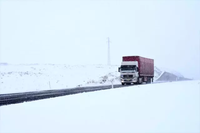 Kars ile Ardahan'da etkili olan kar ve tipi sürücülere zor anlar yaşattı Kars ile Ardahan'da etkili olan kar ve tipi sürücülere zor anlar yaşattı
