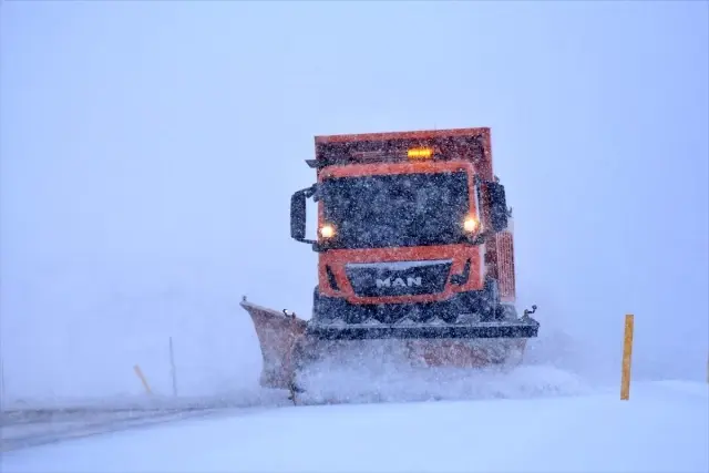Kars ile Ardahan'da etkili olan kar ve tipi sürücülere zor anlar yaşattı Kars ile Ardahan'da etkili olan kar ve tipi sürücülere zor anlar yaşattı