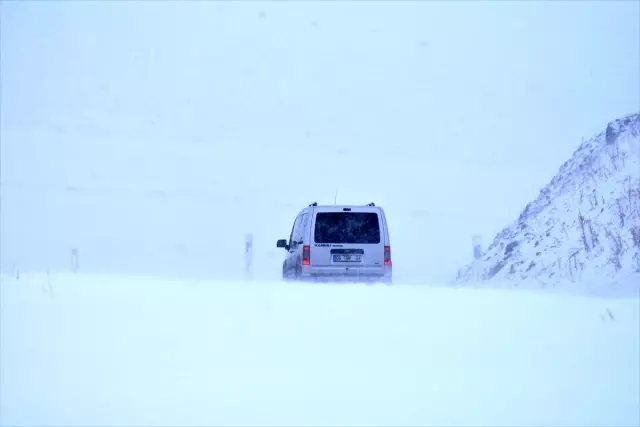 Kars ile Ardahan'da etkili olan kar ve tipi sürücülere zor anlar yaşattı Kars ile Ardahan'da etkili olan kar ve tipi sürücülere zor anlar yaşattı