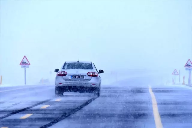 Kars ile Ardahan'da etkili olan kar ve tipi sürücülere zor anlar yaşattı Kars ile Ardahan'da etkili olan kar ve tipi sürücülere zor anlar yaşattı