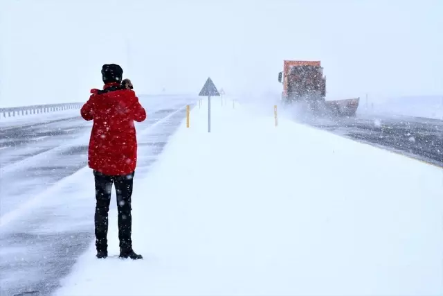 Kars ile Ardahan'da etkili olan kar ve tipi sürücülere zor anlar yaşattı Kars ile Ardahan'da etkili olan kar ve tipi sürücülere zor anlar yaşattı