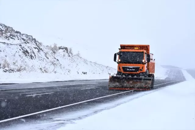 Kars ile Ardahan'da etkili olan kar ve tipi sürücülere zor anlar yaşattı Kars ile Ardahan'da etkili olan kar ve tipi sürücülere zor anlar yaşattı