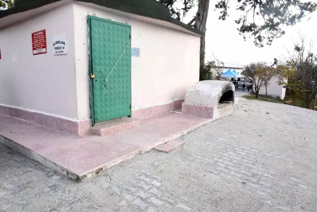 Kırklar Türbesi'nin yolu yenilendi Kırklar Türbesi'nin yolu yenilendi