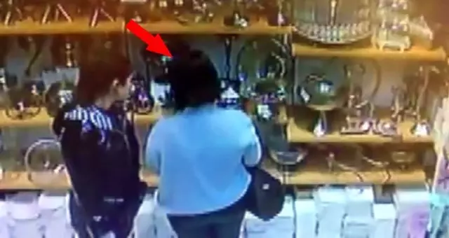 Kızının yanında hırsızlık yapan kadın, kameraya yakalandı