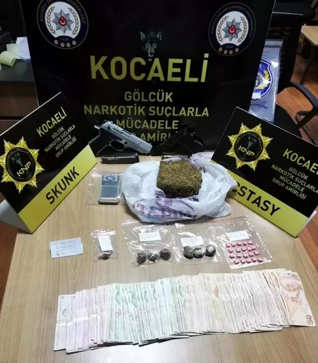 Kocaeli'deki uyuşturucu operasyonunda yakalanan 33 şüpheliden 12'si tutuklandı Kocaeli'deki uyuşturucu operasyonunda yakalanan 33 şüpheliden 12'si tutuklandı