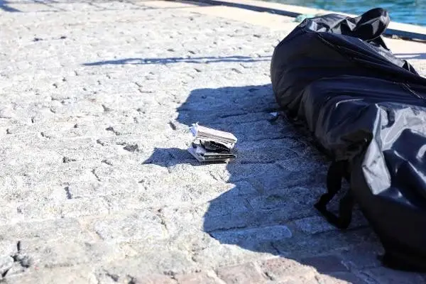Köpeğini emanet edip, 40 metreden ölüme atladı
