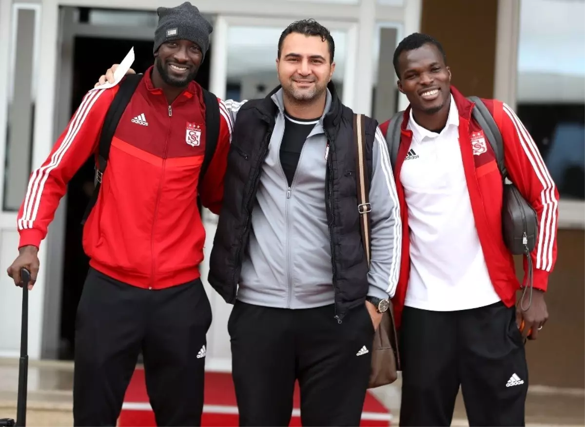 Lider Sivasspor, kupa maçı için İstanbul'a gitti