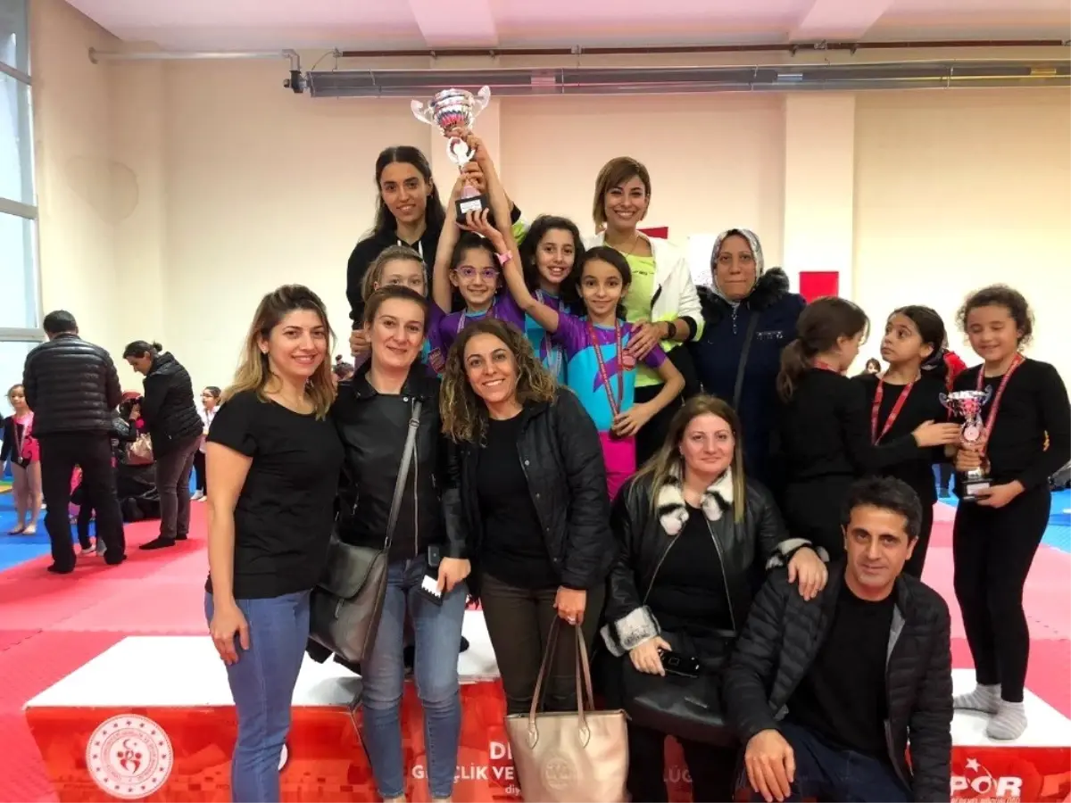 Minik cimnastikçilerden başarı