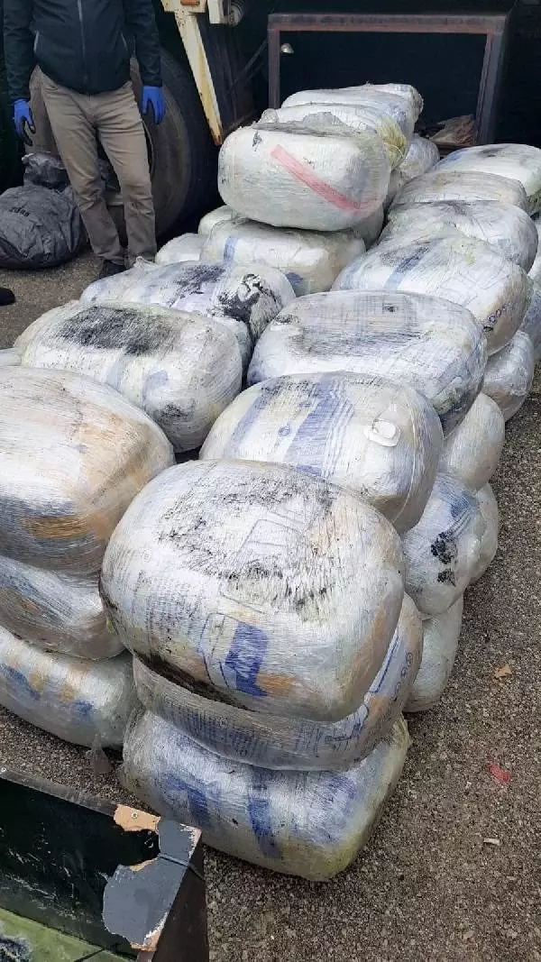Mobilya yüklü TIR'da 721 kilo 600 gram esrar ele geçirildi