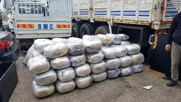 Mobilya yüklü TIR'da 721 kilo 600 gram esrar ele geçirildi