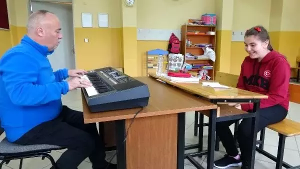 Otizmli Elif, konuşamıyor ama türkü söylüyor Otizmli Elif, konuşamıyor ama türkü söylüyor