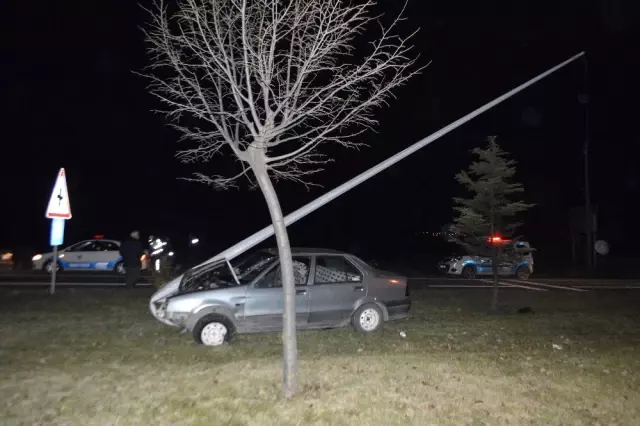 Otomobili ile direğe çarpan sürücü yaralandı