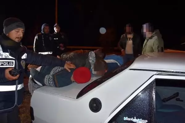 Otomobilinde silah ve esrar bulunan sürücü tutuklandı