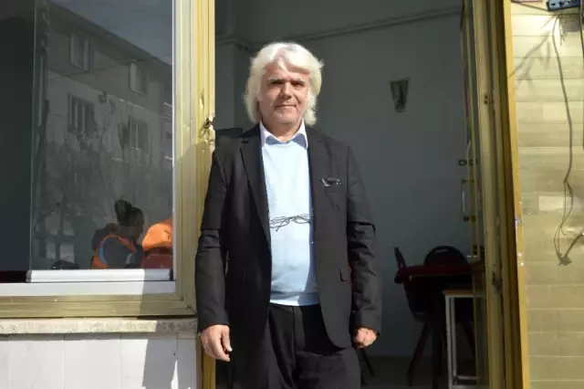 Cüneyt Arkın'a benzeyen kıraathane işletmecisi, fotoğraf çektirmekten çaylara yetişemiyor Cüneyt Arkın'a benzeyen kıraathane işletmecisi, fotoğraf çektirmekten çaylara yetişemiyor