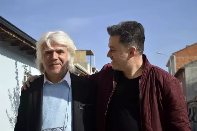 Cüneyt Arkın'a benzeyen kıraathane işletmecisi, fotoğraf çektirmekten çaylara yetişemiyor Cüneyt Arkın'a benzeyen kıraathane işletmecisi, fotoğraf çektirmekten çaylara yetişemiyor