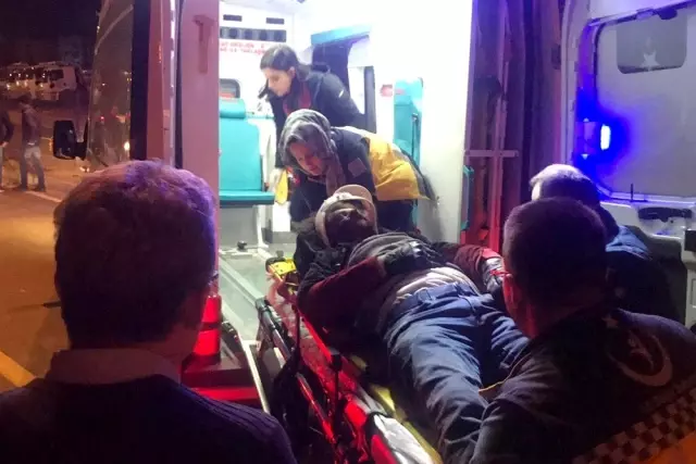 Refüje çarpan motosikletli ağır yaralandı