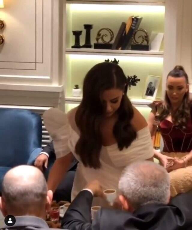 Şarkıcı Merve Özbey ile nişanlanan Kenan Koçak kız evine mehter marşıyla geldi