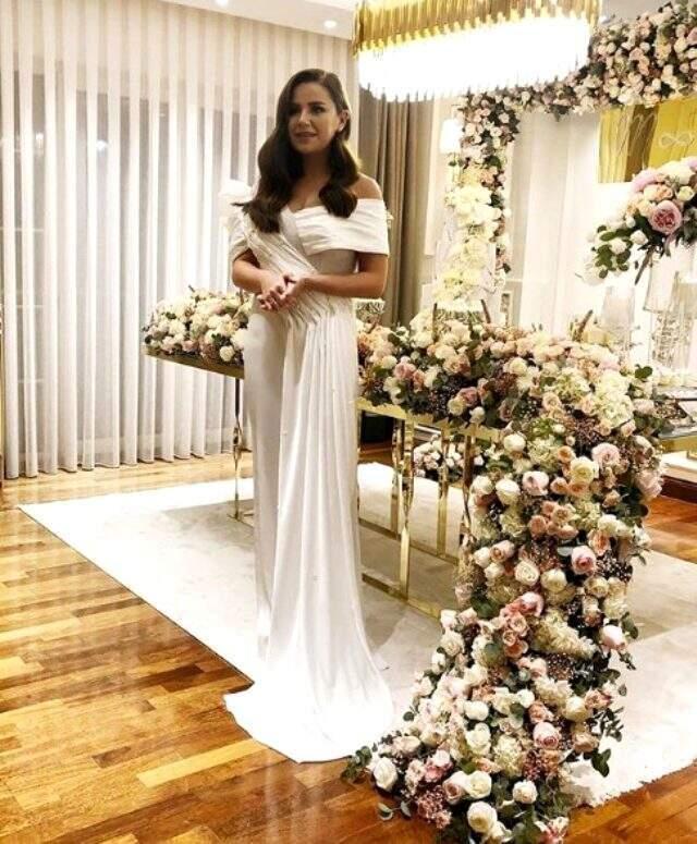 Şarkıcı Merve Özbey ile nişanlanan Kenan Koçak kız evine mehter marşıyla geldi