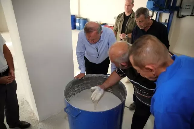 Seyhan, kendi ürettiği boyayı kullanıyor Seyhan, kendi ürettiği boyayı kullanıyor