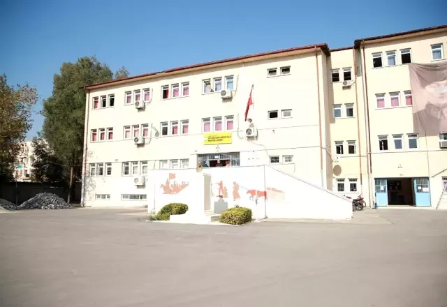 Seyhan, kendi ürettiği boyayı kullanıyor Seyhan, kendi ürettiği boyayı kullanıyor