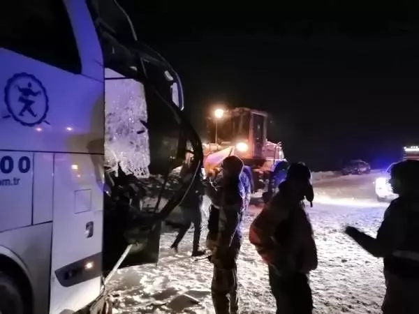 Sivas'ta yolcu otobüsü, kar küremesi yapan iş makinesiyle çarpıştı: 1 ölü Sivas'ta yolcu otobüsü, kar küremesi yapan iş makinesiyle çarpıştı: 1 ölü