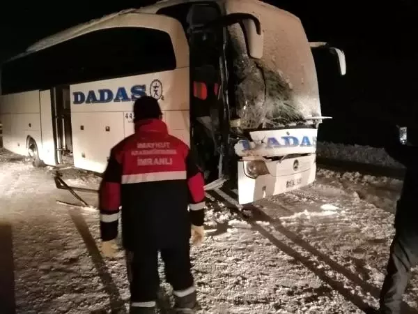 Sivas'ta yolcu otobüsü, kar küremesi yapan iş makinesiyle çarpıştı: 1 ölü Sivas'ta yolcu otobüsü, kar küremesi yapan iş makinesiyle çarpıştı: 1 ölü