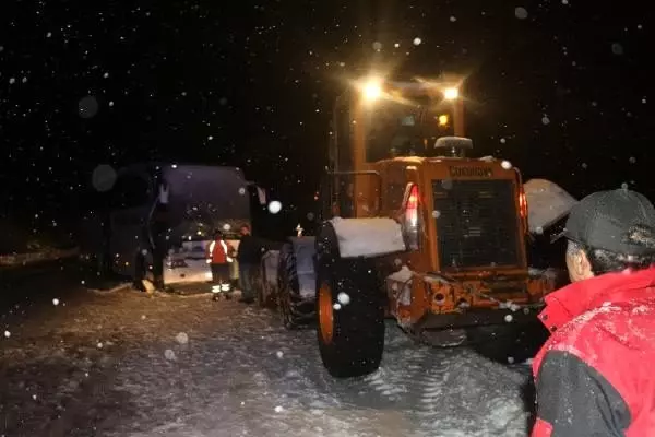 Sivas'ta yolcu otobüsü, kar küremesi yapan iş makinesiyle çarpıştı: 1 ölü Sivas'ta yolcu otobüsü, kar küremesi yapan iş makinesiyle çarpıştı: 1 ölü