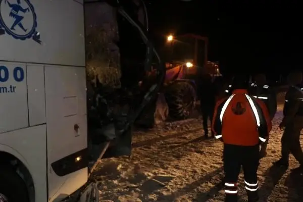 Sivas'ta yolcu otobüsü, kar küremesi yapan iş makinesiyle çarpıştı: 1 ölü Sivas'ta yolcu otobüsü, kar küremesi yapan iş makinesiyle çarpıştı: 1 ölü