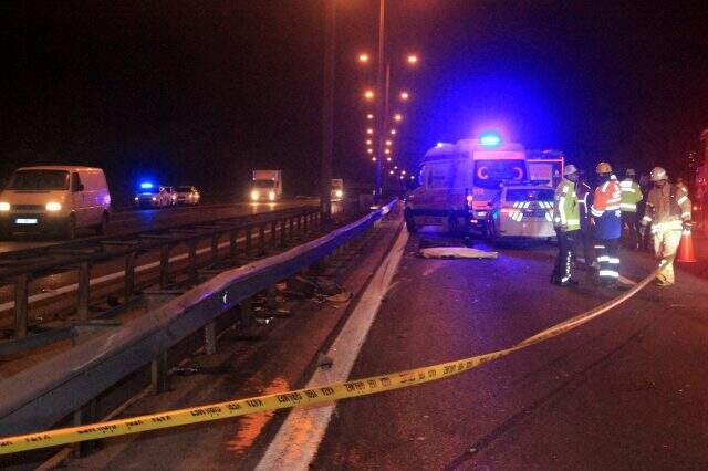 TEM'de otomobil kamyona çarpıp takla attı: 2 ölü, 1 ağır yaralı