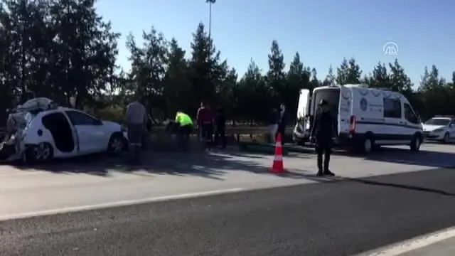 Tır ile otomobil çarpıştı: 1 ölü, 2 yaralı Tır ile otomobil çarpıştı: 1 ölü, 2 yaralı