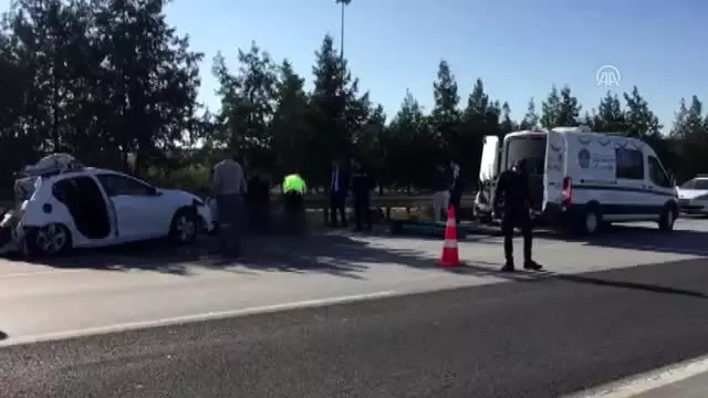 Tır ile otomobil çarpıştı: 1 ölü, 2 yaralı Tır ile otomobil çarpıştı: 1 ölü, 2 yaralı