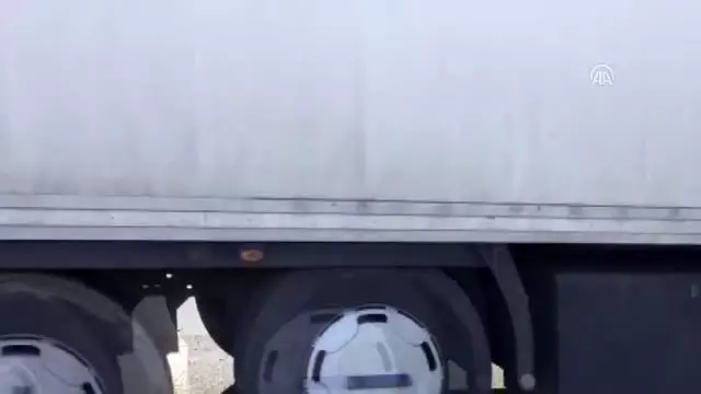 Tır ile otomobil çarpıştı: 1 ölü, 2 yaralı Tır ile otomobil çarpıştı: 1 ölü, 2 yaralı